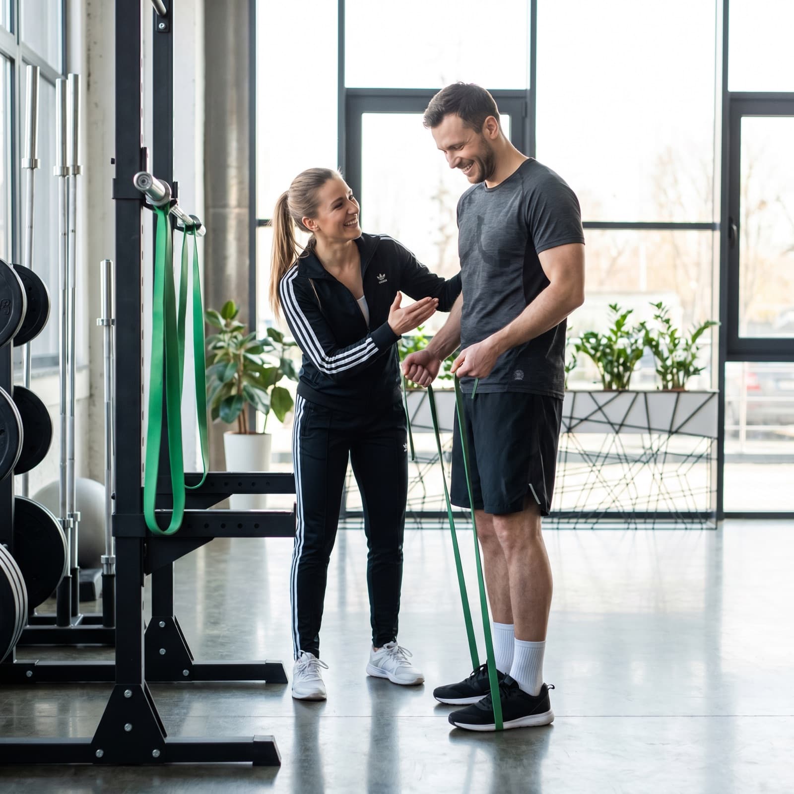 Personal Trainer motiviert einen Kunden beim Training im hellen Studio