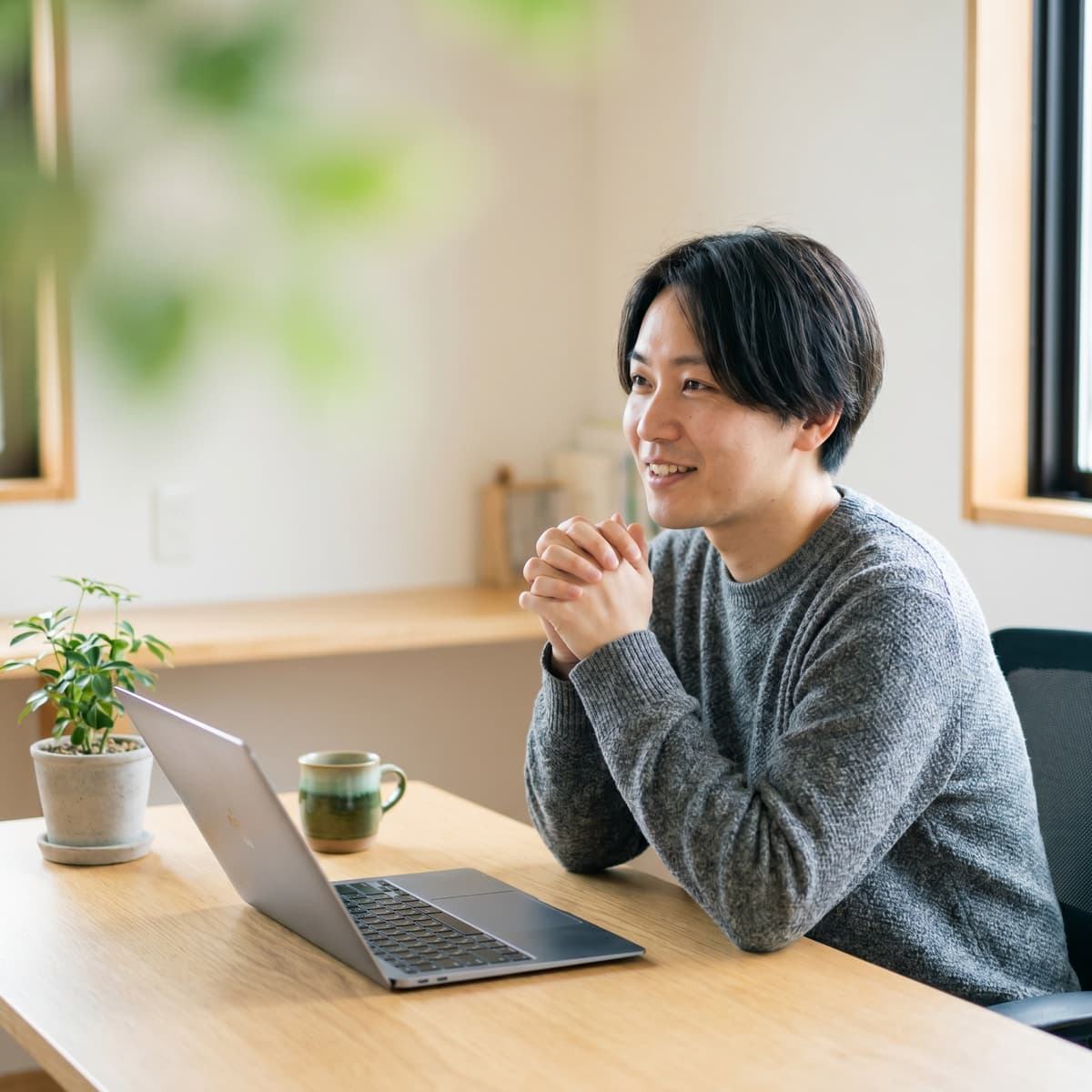 Inhaberin eines kleinen Betriebs prüft entspannt am Laptop die Angaben ihrer Website